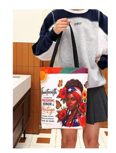 Grand sac cabas en toile avec imprime de femme noire, sac porte epaule tendance pour le quotidien.
