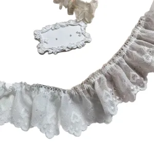 Ribete de encaje plisado bordado de corazones blancos de 5 cm para ropa y accesorios.