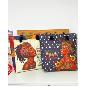 Gedetailleerd overzicht van grote canvas shoppers met Afro-Amerikaanse kunstprint en touwhandvatten.