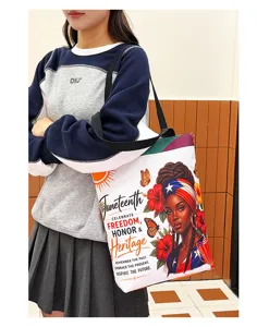 Vue détaillée du sac cabas en toile avec impression graphique artistique et bandoulière solide.