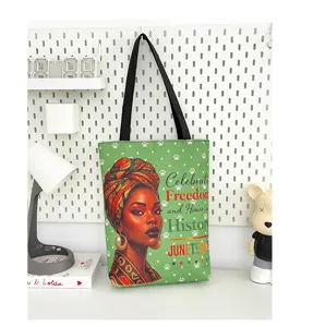 Grand sac cabas en toile avec impression d'art de femme noire, vue détaillée du sac d'épaule.