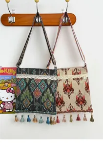 Bolso cruzado tejido de estilo étnico con patrones geométricos, ribete de encaje y borlas.