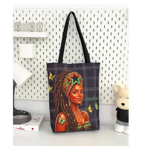 Détail de sac cabas en toile avec impression élégante de portrait de femme noire et papillon.