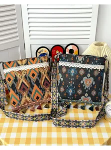Bolso bandolera de lona estilo étnico con patrón geométrico, encaje y flecos.
