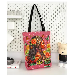 Vue detaillee d'un grand sac cabas en toile avec un imprime artistique et texte style.