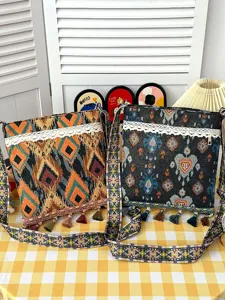 Bolso bandolera tejido de estilo étnico con patrones geométricos, ribete de encaje y borlas.