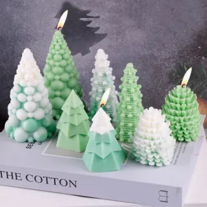Ensemble de bougies parfumées sapin de noël, bougies décoratives en cire verte et blanche.