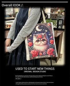 Detailansicht der niedlichen Perserkatze Canvas Tragetasche mit floralem Blumenmuster im Alltag.
