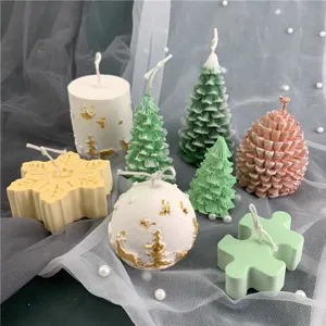 Ensemble de bougies parfumées de Noël variées comprenant sapins, pommes de pin et flocons.