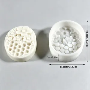 Stampo in silicone per sapone artigianale con fiori 3D e motivo a nido d'ape ovale.