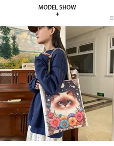 Detailansicht der Canvas Tragetasche mit Katzen Blumenmuster, Schultergurt Design für Alltag.