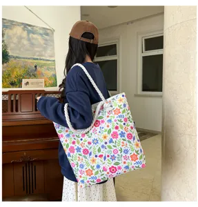 Elegante borsa shopper in tela con stampa floreale e manici spessi in corda per donna.