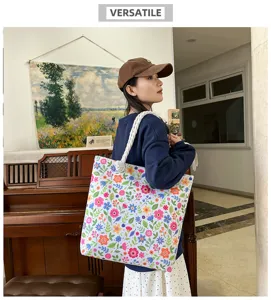 Borsa tote in tela floreale dettaglio lifestyle con elegante manico in corda intrecciata.