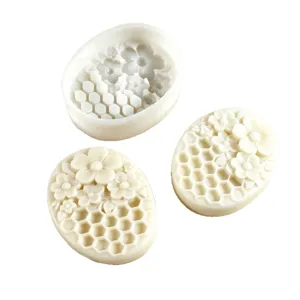Stampo in silicone ovale 3D con motivi floreali e a nido d'ape in rilievo per saponi e candele.