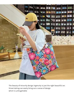 Borsa tote in tela floreale elegante e capiente, perfetta per il tempo libero e la spiaggia.