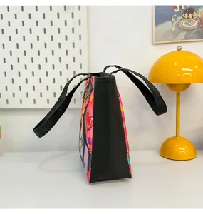 Bolsa tote de lona detalle vista lateral, lindo estampado chica anime de dibujos, asa negra.