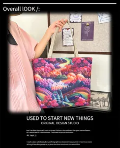 Detalle de bolso tote de lona con estampado paisajístico colorido, diseño espacioso y artístico.