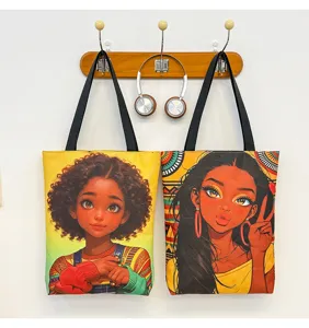 Vue détail du sac cabas en toile imprimé fille noire, sac d'épaule style rétro.