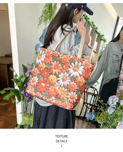 Elegante bolso de hombro de lona moderno y espacioso con colorido bordado floral.