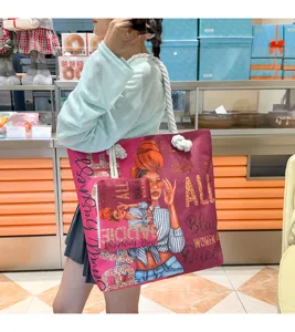 Sac cabas en toile avec impression tendance de fille afro-américaine et petite pochette.