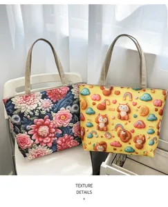 Vista detallada del bolso de lona con bonitos bordados de dibujos animados y flores.