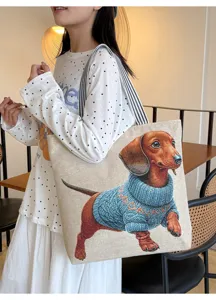 Detailansicht der großen Canvas-Tasche mit gewebtem Dackel-Muster und Streifenriemen.