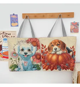 Detailansicht der großen Canvas-Tasche mit süßem Hundemotiv und Blumen-Gewebe-Print.
