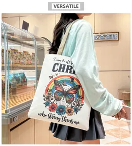 Vista detallada del bolso de lona grande con estampado de mariposas y arcoíris.