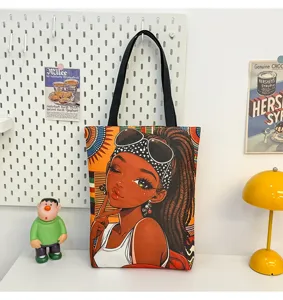 Vue détaillée du sac cabas en toile avec imprimé fille noire, au style rétro et coloré unique.