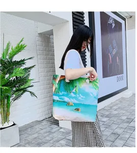 Vista dettagliata della borsa shopper in tela con stampa tropicale e manici in corda.