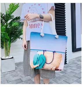 Borsa da spiaggia in tela di canvas con stampa marina pittoresca e spessi manici in corda.