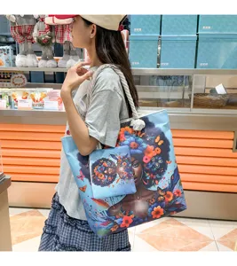 Grand sac cabas en toile avec imprimé artistique floral, sac porté épaule élégant et chic.