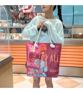Sac cabas en toile avec une impression graphique élégante de femme et des bandoulières.