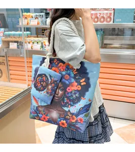 Sac cabas en toile avec imprimé de fille noire florale, sac bandoulière élégant pour tous les jours.
