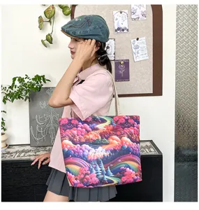 Vista detallada del bolso tote de lona colorido llevado por una modelo asiática, gran capacidad.