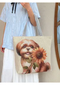 Detailaufnahme einer großen Canvastasche mit gewebtem Hunde- und Sonnenblumenmotiv.