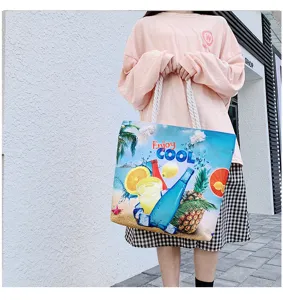 Borsa a tracolla da spiaggia in tela elegante con stampa ananas tropicale per viaggio estivo.