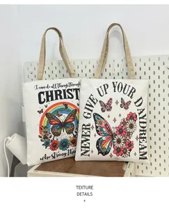 Detalle del bolso de lona con hermosos estampados de mariposas y asas resistentes.