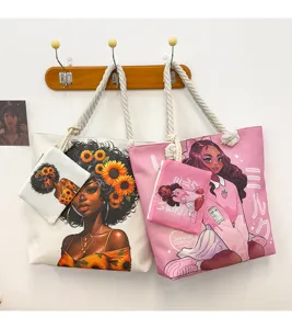 Vue détaillée du sac cabas en toile avec impression artistique et petite pochette.