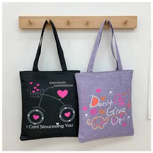 Dettaglio della borsa shopper in lino con stampe grafiche carine e comodi spallacci resistenti.