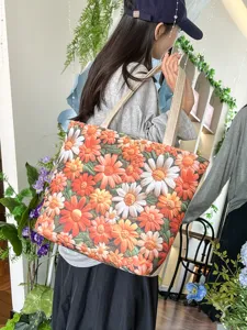 Bolso tote grande de lona con vibrante estampado de margaritas naranjas, casual.