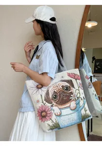 Detailansicht einer Stofftasche mit Mops- und Blumenmuster, ideal als bequeme Schultertasche.