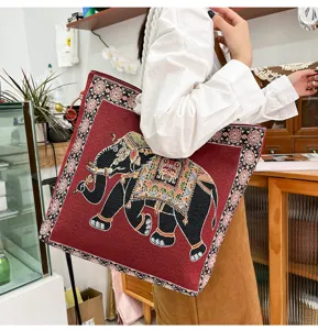 Borsa a tracolla in tela ricamata con elefante in stile etnico con cinturino in corda.