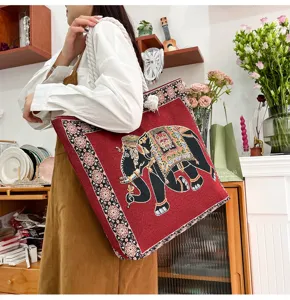 Borsa a tracolla etnica ricamata con elefante e spesse bretelle in corda di canapa.
