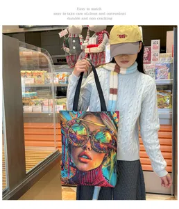 Detailaufnahme der modischen Segeltuchtasche mit buntem Kunst-Druck, lässiger Stil.