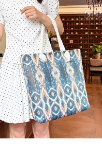 Detailansicht der blauen, geometrisch bedruckten Tragetasche, Freizeittasche mit Kordelgriffen.