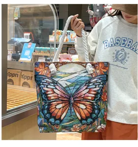Gedetailleerd overzicht van de canvas draagtas met kleurrijk vlindermotief en dikke touwhandvatten.
