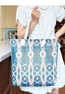 Stilvolle blaue gewebte Tasche mit weissen Seilgriffen fuer den taeglichen Gebrauch Damen.