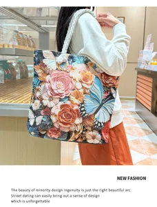 Gedetailleerde close-up van retro bloemen wandtapijt tote bag met vlinder borduurwerk.