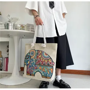 Borsa a tracolla in tela ricamata con elefante stile etnico e bretelle in corda spessa.